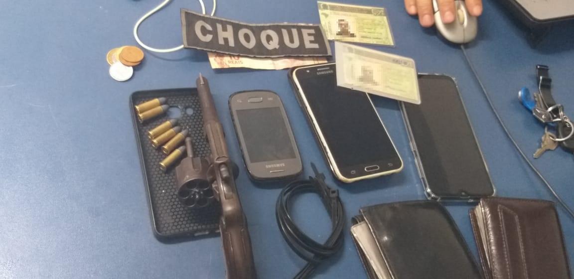 Caminhoneiro desconfia de frete, é escoltado pelo Choque e três são presos