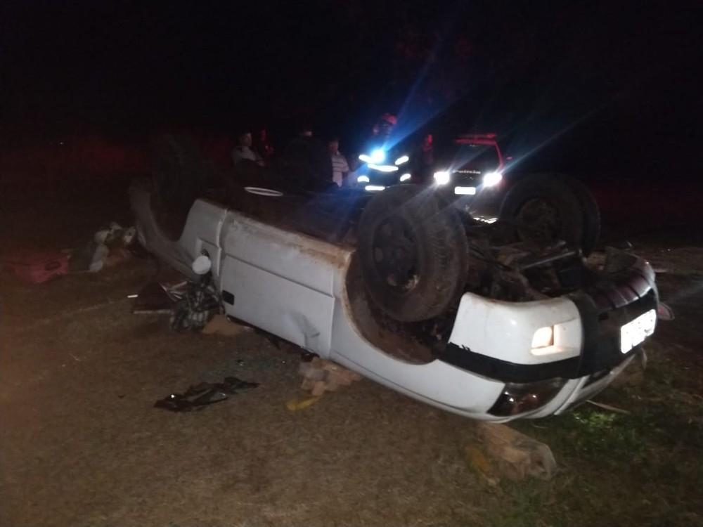 Casal fica ferido após motorista tentar desviar de ônibus e veículo capotar em rodovia de Itapura