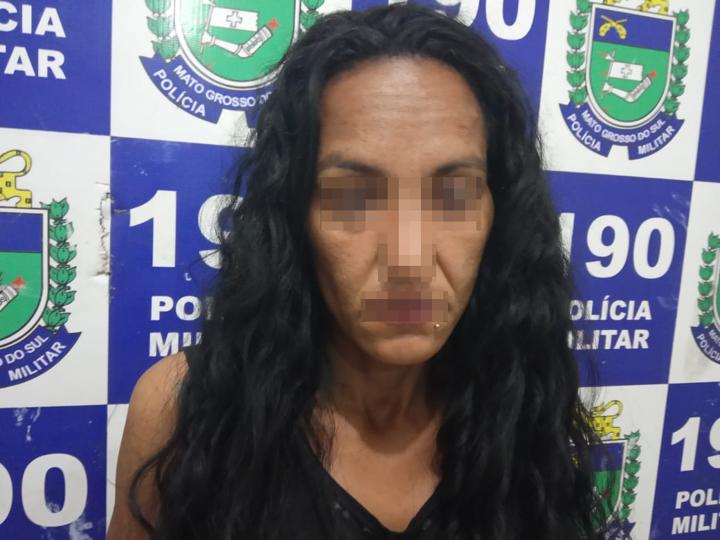 Com tornozeleira eletrônica, mulher aplica golpe e ameaça comerciante