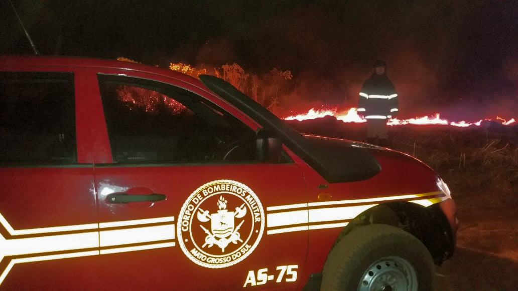 Corpo de Bombeiros combate fogo em área do Aeroporto Municipal de Três Lagoas (MS)