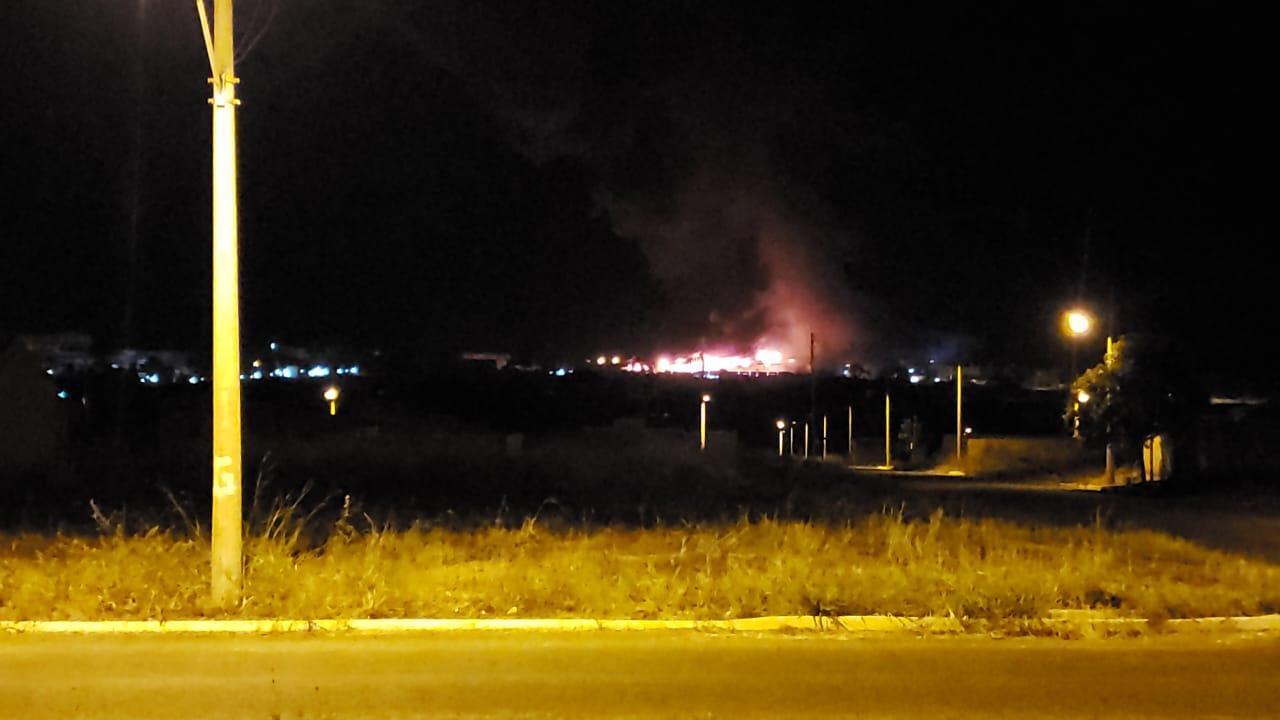 Corpo de Bombeiros de Três Lagoas é enviado para combater incêndio em fábrica de telhas em Aparecida do Taboado Corpo de Bombeiros de Três Lagoas é enviado para combater incêndio em fábrica de telhas em Aparecida do Taboado
