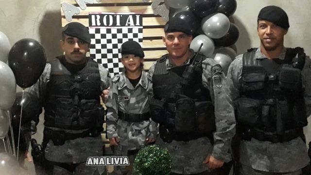 Força Tática participa de festa de aniversário de garota fã da Polícia, em Três Lagoas (MS)