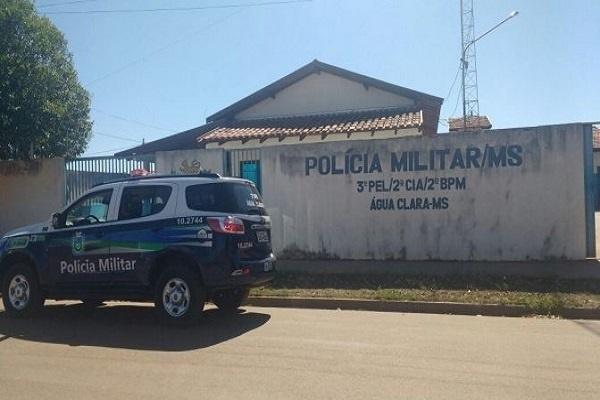 Homem embriagado tenta brigar com policial e é contido com tiros de bala de borracha em Água Clara Homem embriagado tenta brigar com policial e é contido com tiros de bala de borracha em Água Clara