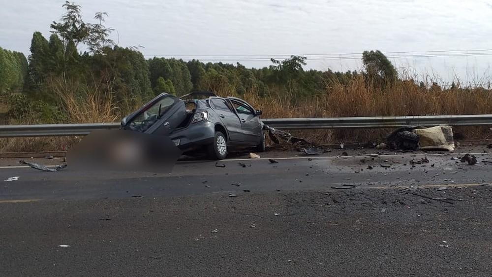 Homem morre após colisão entre carro e carreta em rodovia de MS Homem morre após colisão entre carro e carreta em rodovia de MS
