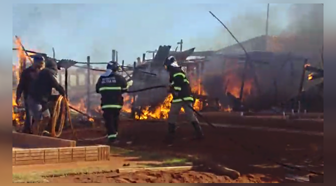 Incêndio destrói barraco improvisado no Jardim Imperial e revolta moradores