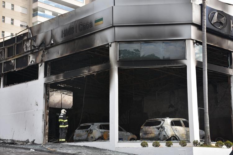 Incêndio destrói concessionária em Araçatuba (SP). Há indícios de crime