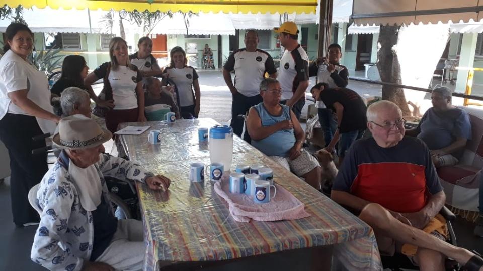 Moto Clube 299 entrega fraldas geriátricas e leite para o Lar dos Idosos de Três Lagoas