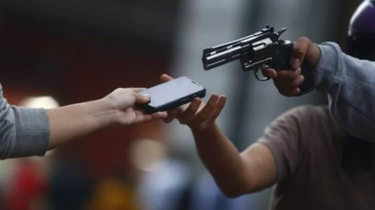 Mulher perde celular para dupla de assaltantes no Jd. Progresso Mulher perde celular para dupla de assaltantes no Jd. Progresso
