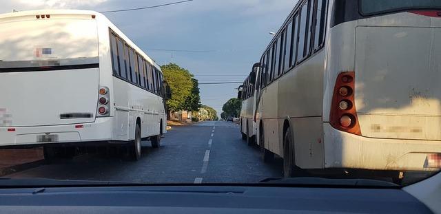 Ônibus estacionados irregularmente em via causam transtornos aos motoristas no bairro Santos Dumont