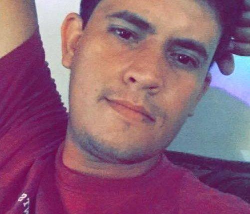 Para salvar o pai de atropelamento ao trocar pneu, jovem morre arrastado por carreta Para salvar o pai de atropelamento ao trocar pneu, jovem morre arrastado por carreta