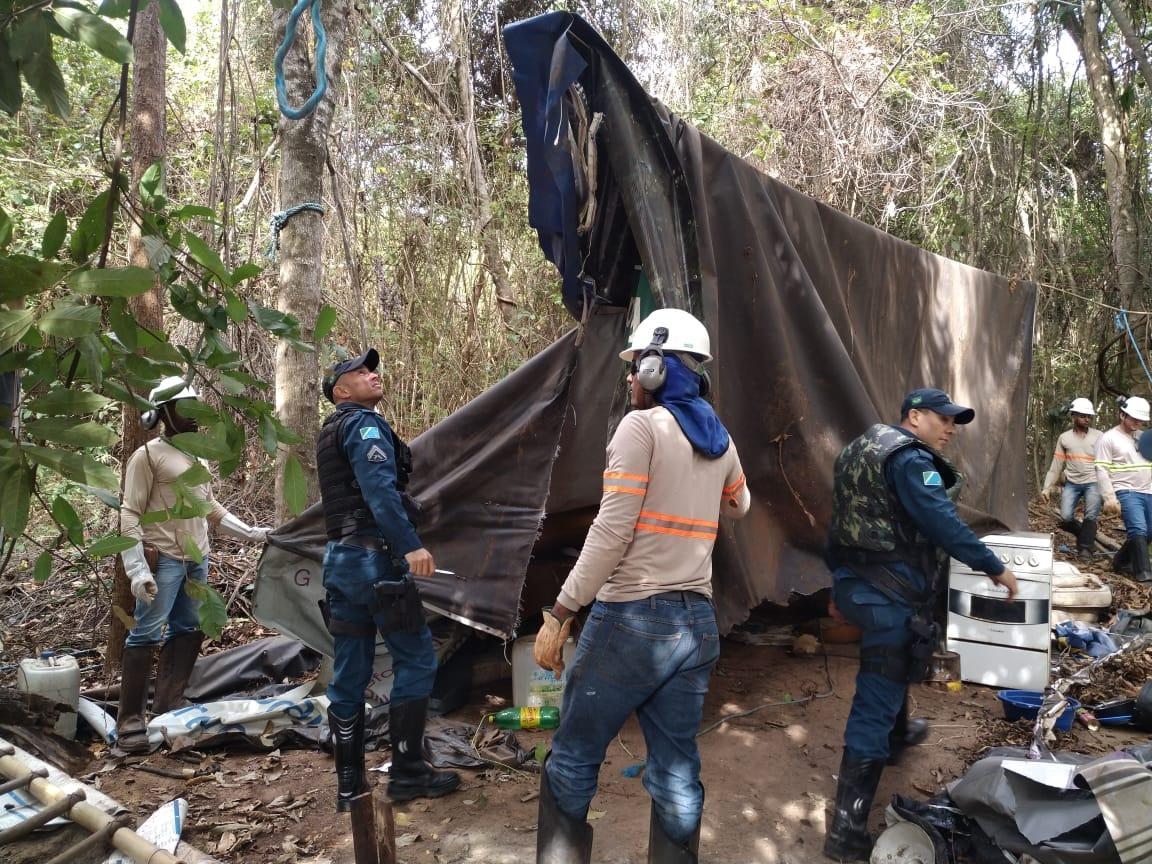 PMA e 2ºBPM desmontam acampamento irregular em área de preservação da Eldorado PMA e 2ºBPM desmontam acampamento irregular em área de preservação da Eldorado