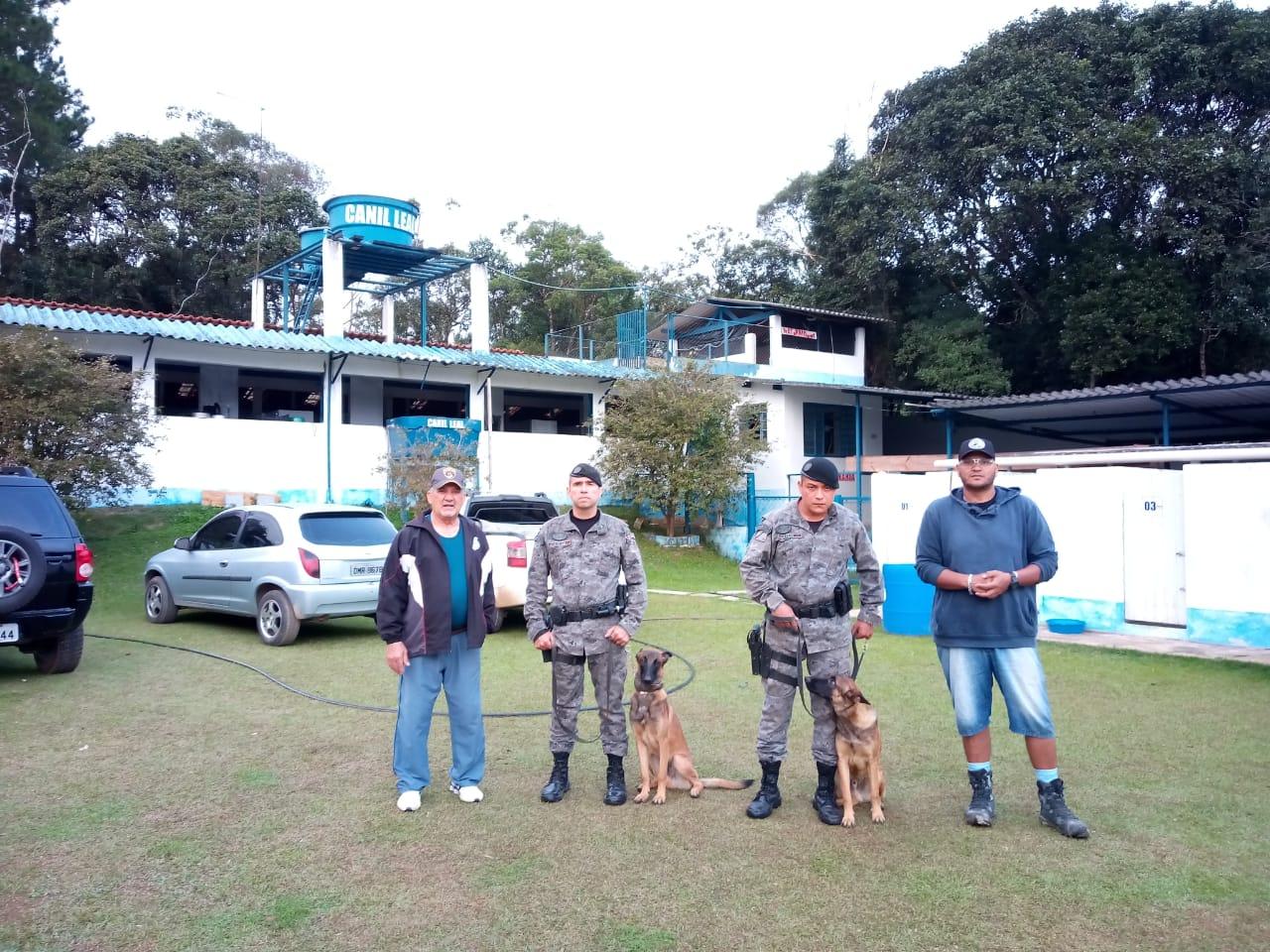 Policiais Militares do Canil da Força Tática realizaram treinamento de obediência e guarda e proteção com cães no Canil Leal em Embu Guaçu SP
