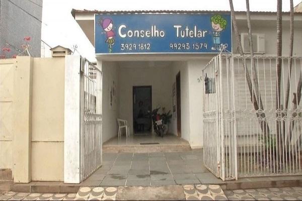 Por falta de pensão, mãe abandona filha em frente a casa do pai em Três Lagoas Por falta de pensão, mãe abandona filha em frente a casa do pai em Três Lagoas