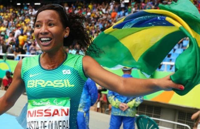 Três-lagoense, negra, atleta de Seleção e recordista mundial: Silvânia chegou ao topo com humildade e determinação Três-lagoense, negra, atleta de Seleção e recordista mundial: Silvânia chegou ao topo com humildade e determinação