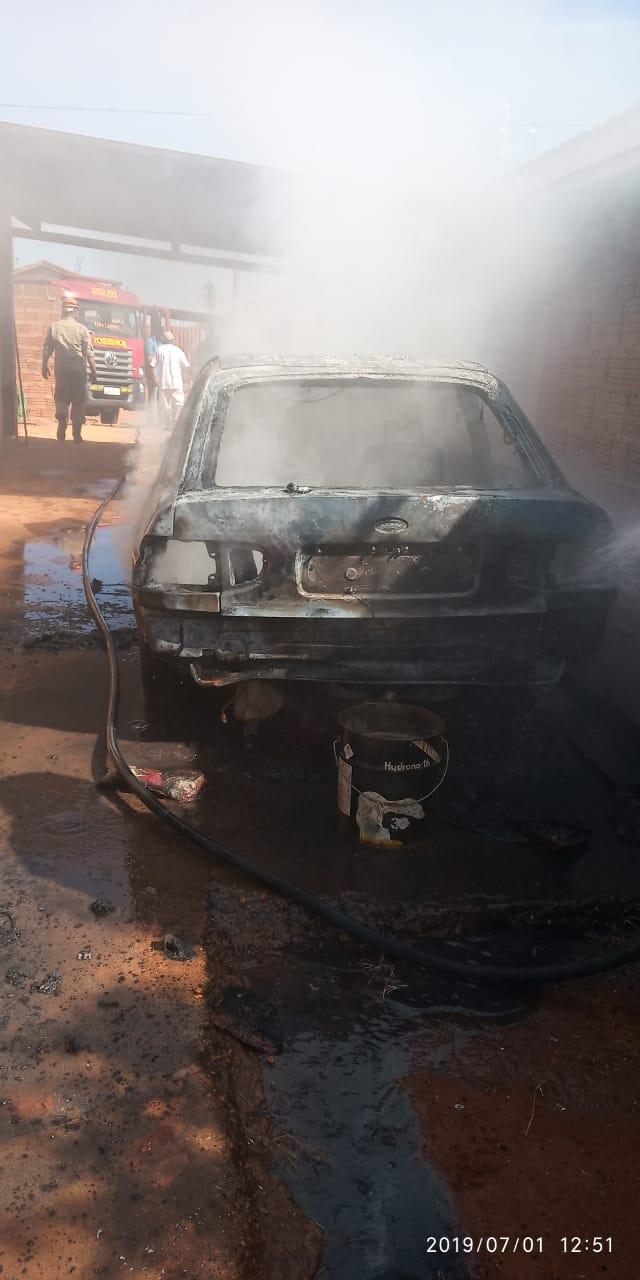 Veículo fica destruído após “pegar” fogo dentro de garagem Veículo fica destruído após “pegar” fogo dentro de garagem