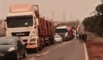Carreta tomba, carga se espalha na pista e causa congestionamento na BR-262 Acidente ocorreu próximo a Três Lagoas e interrompeu o trânsito por cerca de duas horas