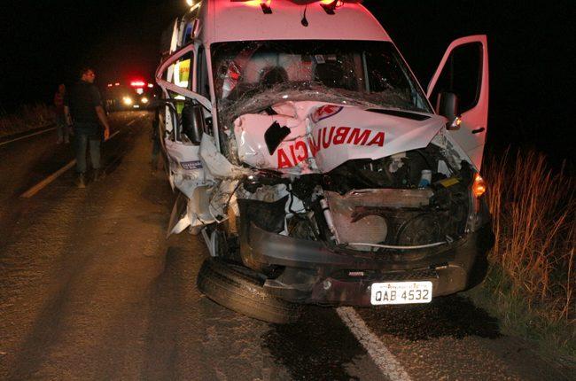 Ambulância de Chapadão do Sul colide contra trator na BR-060, uma pessoa morreu e 4 feridos Ambulância de Chapadão do Sul colide contra trator na BR-060, uma pessoa morreu e 4 feridos