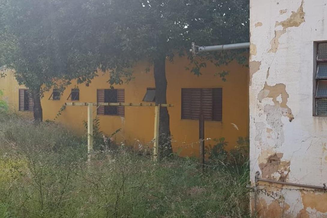 Antigo hotel no Centro da cidade que abriga mendigos é notificado pela sujeira e abandono