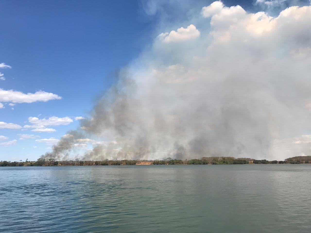 Aviões e até helicóptero da PM estão sendo usados para combater incêndio na divisa entre MS e SP 