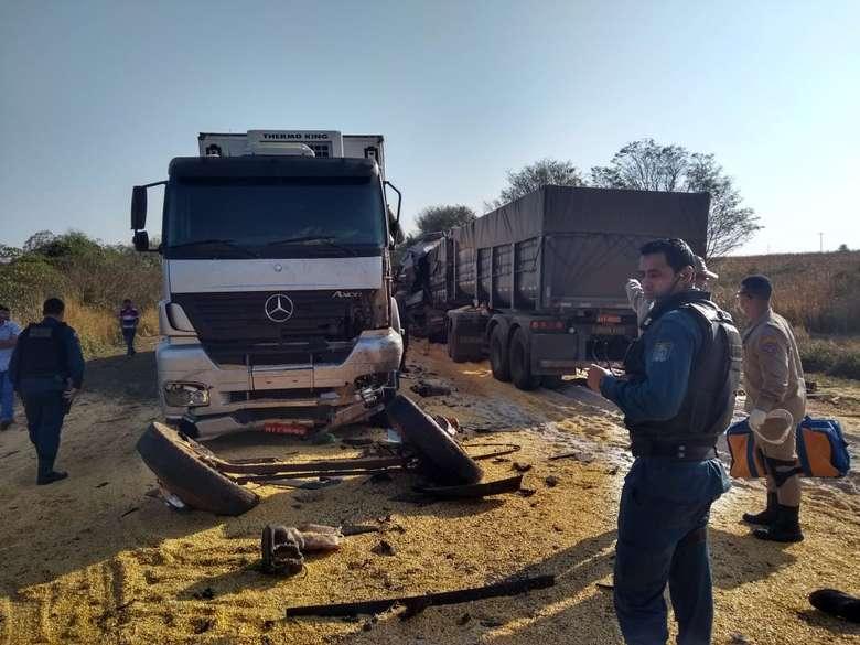 Carretas batem de frente e deixam um morto na BR-163 Carretas batem de frente e deixam um morto na BR-163