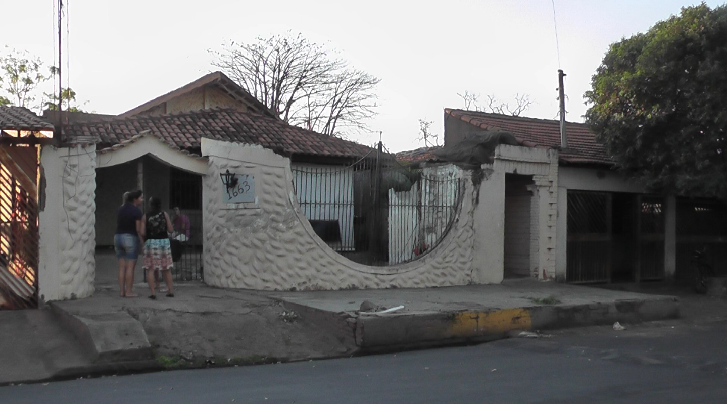  DESCASO Companhia telefônica retira orelhão de calçada e moradora relata vazamento em fossa na rua João Silva