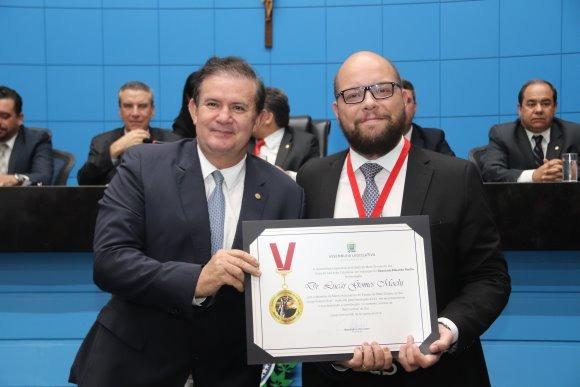 Eduardo Rocha prestigia sessão solene em comemoração ao Dia do Advogado e homenageia Lucas Mochi