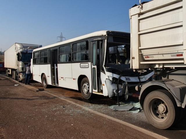 Engavetamento envolvendo 4 veículos deixa 3 pessoas feridas na BR-262 Engavetamento envolvendo 4 veículos deixa 3 pessoas feridas na BR-262