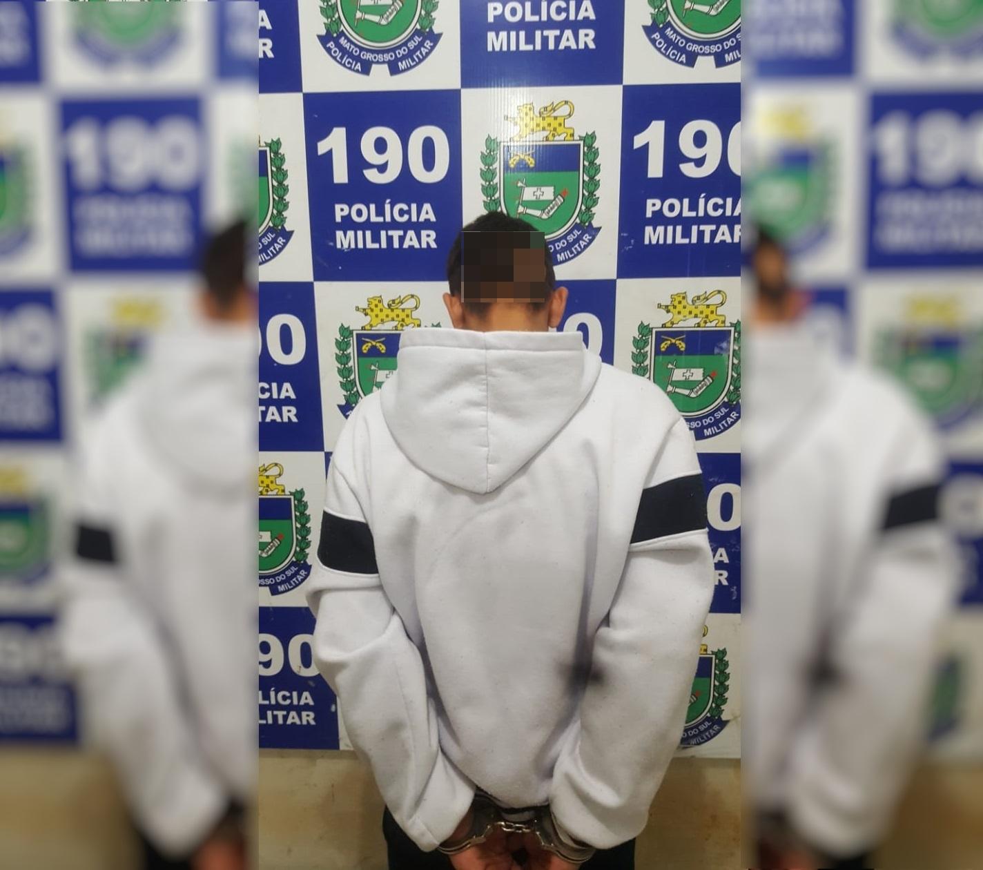 Homem com porções de crack é preso em flagrante por tráfico de drogas no bairro Santos Dumont Homem com porções de crack é preso em flagrante por tráfico de drogas no bairro Santos Dumont
