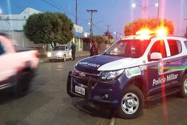 Homem embriagado é preso pela PM conduzindo veículo em Água Clara; ele também portava CNH falsa Homem embriagado é preso pela PM conduzindo veículo em Água Clara; ele também portava CNH falsa