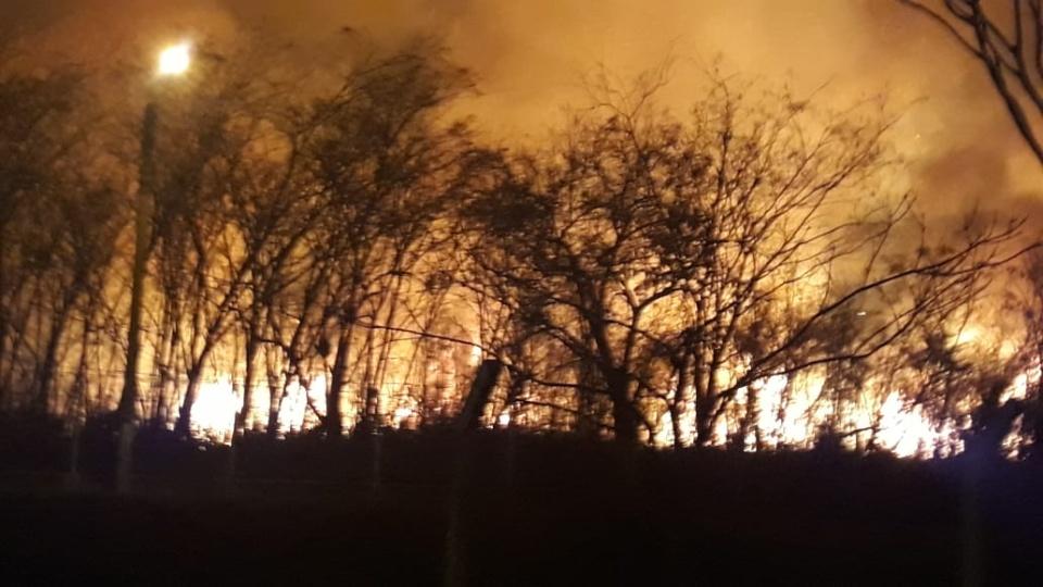 Incêndio atinge Vila dos Operadores em Castilho (SP) durante a noite desta terça