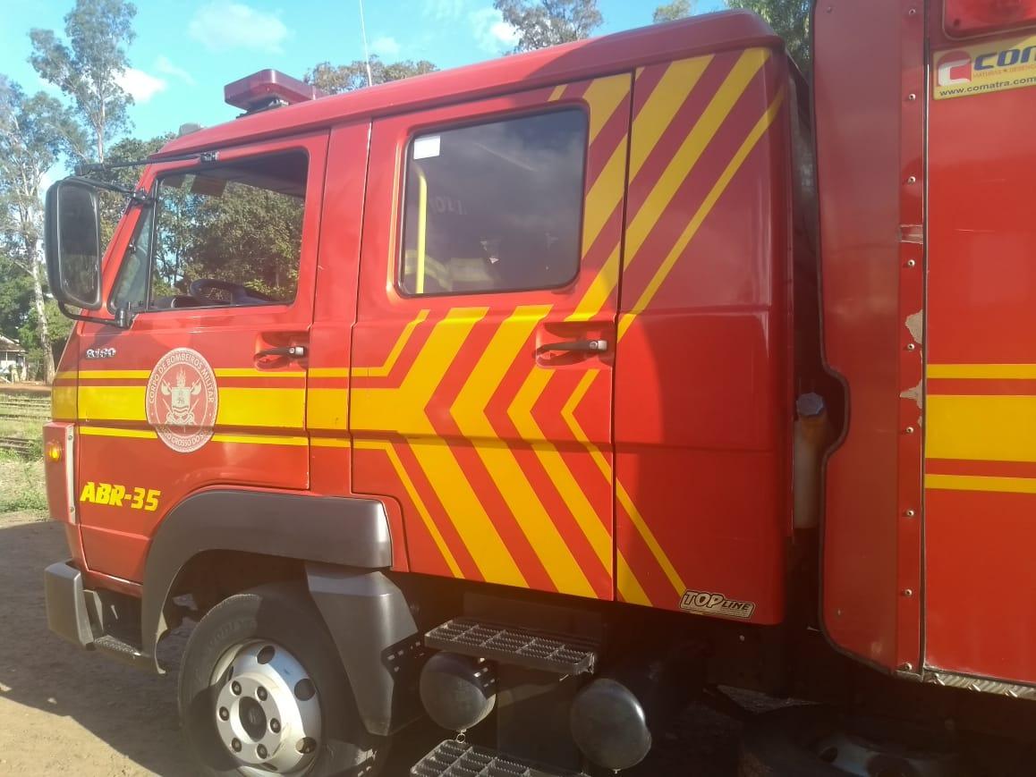 Incêndio em pneus é combatido na avenida Ranulpho Marques Leal