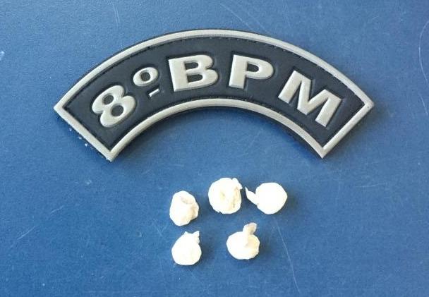 Jovem é preso por tráfico de drogas após PM encontrar pedras de crack
