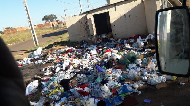 Lixo descartado irregularmente causa transtornos aos moradores do Novo Oeste