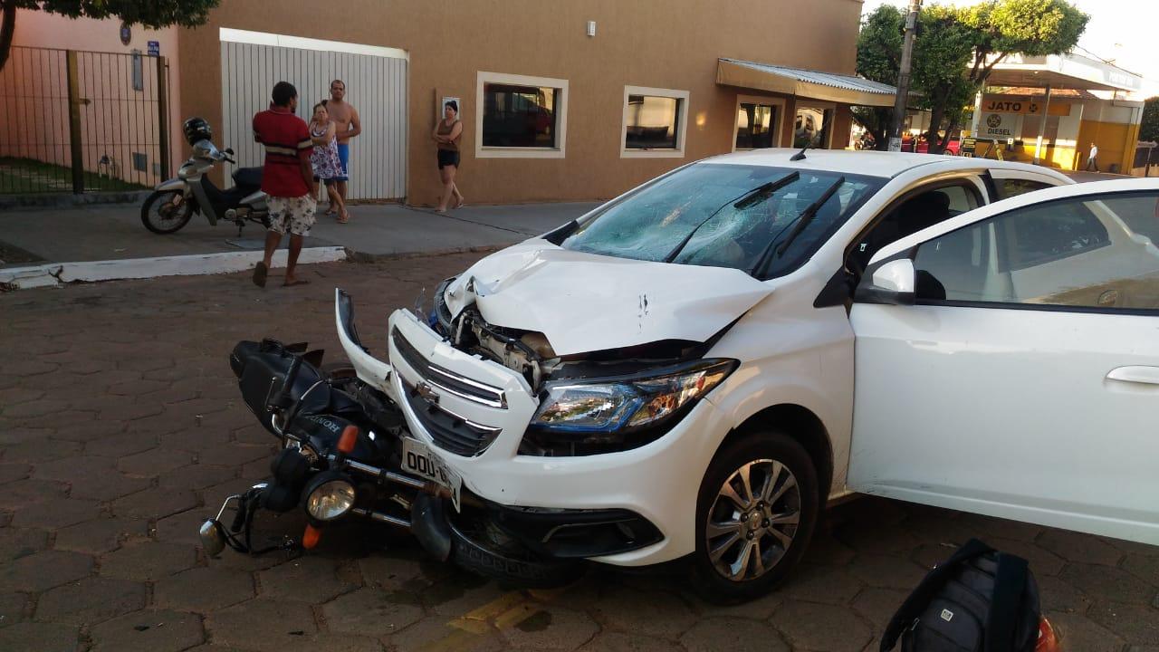 Homem morre após acidente entre carro e moto no centro de Aquidauana Homem morre após acidente entre carro e moto no centro de Aquidauana