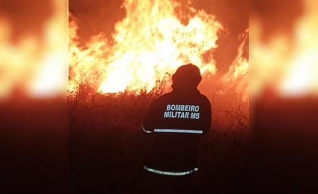 VÍDEO: Incêndio em terreno baldio atinge área de lazer em condomínio particular em Três Lagoas
