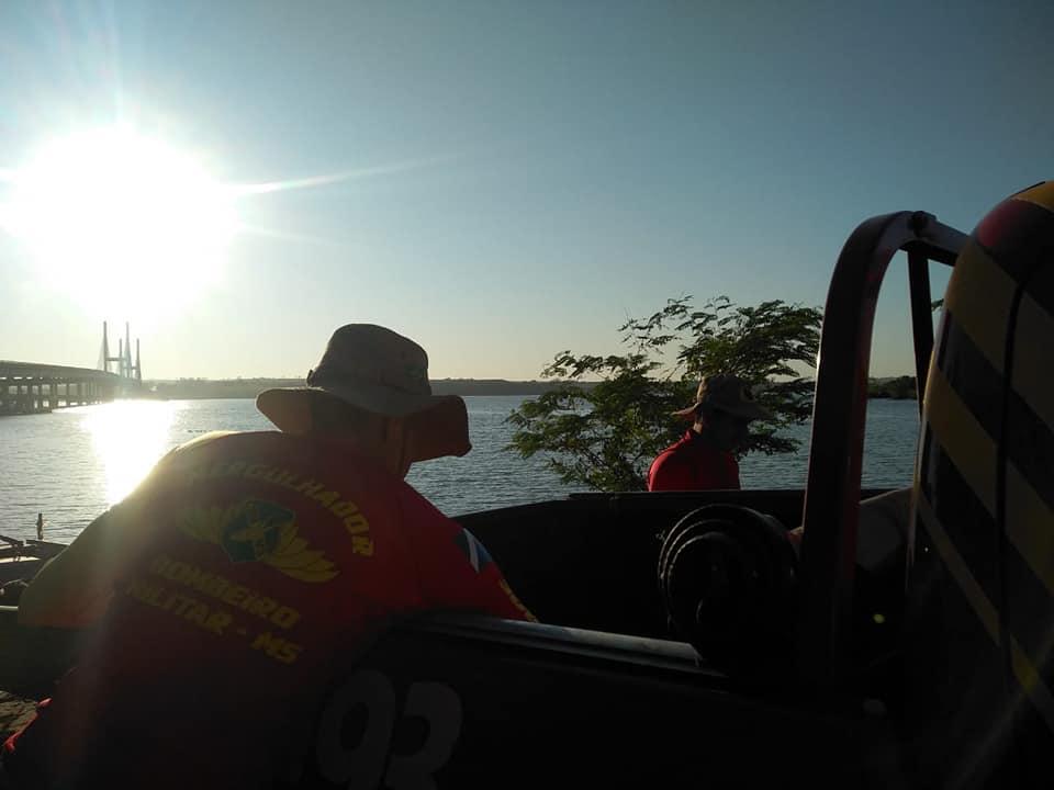 Pescador morre afogado no Rio Paraná; bombeiros fizeram o resgate da vítima Pescador morre afogado no Rio Paraná; bombeiros fizeram o resgate da vítima