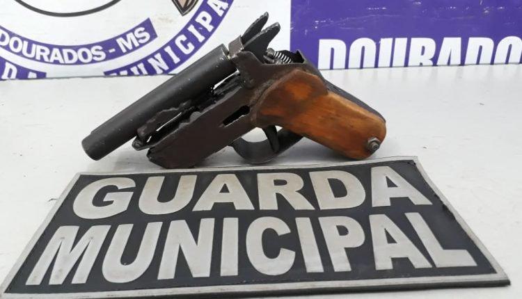 Adolescentes são apreendidos com arma artesanal próximo à escola em Dourados
