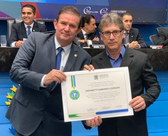 Eduardo Rocha homenageia professor de Educação Física de TL em sessão para os profissionais da área