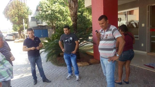 Funcionários e ex-funcionários da Viação São Luiz reivindicam da empresa o pagamento dos salários e acertos atrasados Funcionários e ex-funcionários da Viação São Luiz reivindicam da empresa o pagamento dos salários e acertos atrasados
