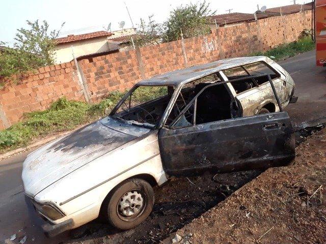 Incêndio criminoso destrói parcialmente veículo no bairro Paranapungá