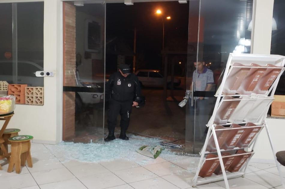 Loja de telhas tem cofre com dinheiro e cheques furtados durante a madrugada desta sexta-feira