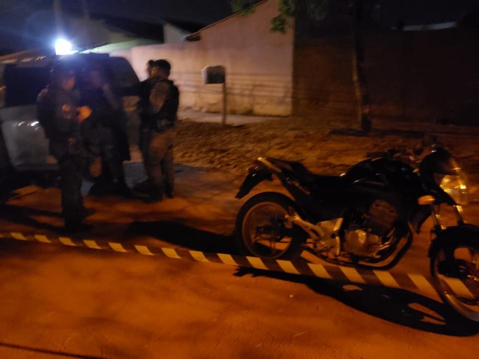 Motociclista entra em confronto com a Força Tática, é baleado e morre no hospital Motociclista entra em confronto com a Força Tática, é baleado e morre no hospital