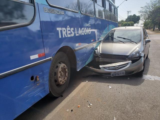 Motorista faz conversão e colide contra ônibus circular em Três Lagoas Motorista faz conversão e colide contra ônibus circular em Três Lagoas