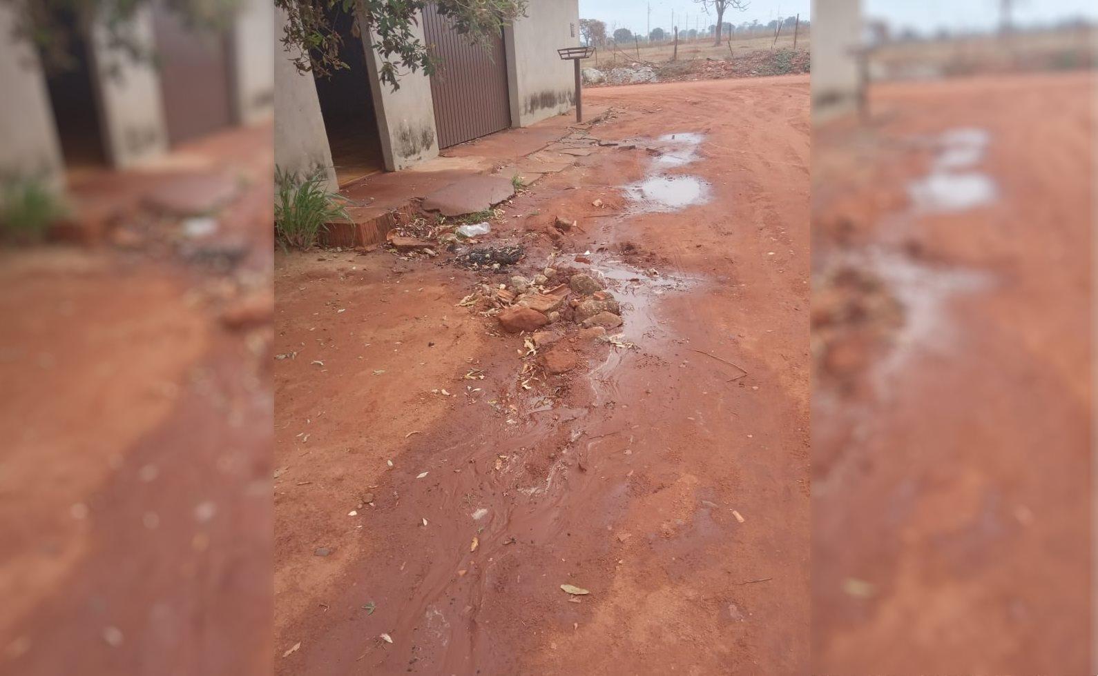 Mulher lava a varanda de casa e é ameaçada pela vizinha embriagada