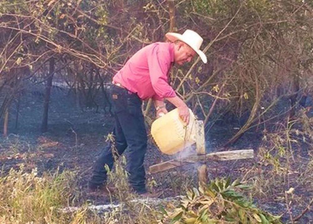Prefeito apaga fogo em cruz de madeira ás margens de rodovia em Três Lagoas