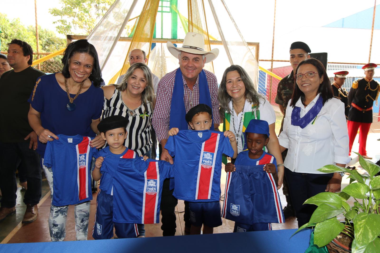 Prefeito de Três Lagoas realiza entrega de novos uniformes escolares em cerimônia da Semana da Pátria