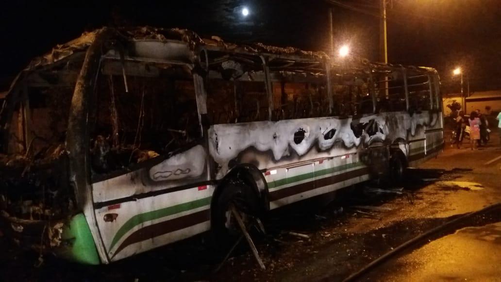Veículos incendiados no bairro Nova Europa assustam moradores na madrugada desta quinta (12)