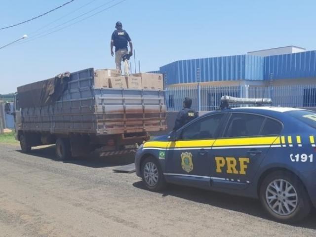 Caminhão com 175 mil maços de cigarros do Paraguai é apreendido e trazido para a PF de Três Lagoas Caminhão com 175 mil maços de cigarros do Paraguai é apreendido e trazido para a PF de Três Lagoas