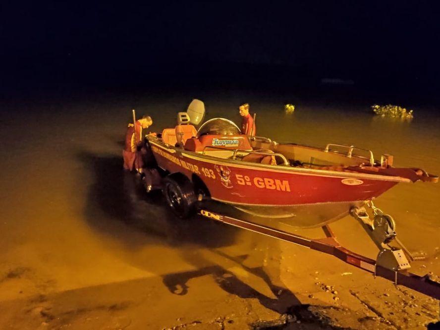 Barco com pescadores vira e afunda no Rio Paraná; vítimas foram resgatadas pelos bombeiros