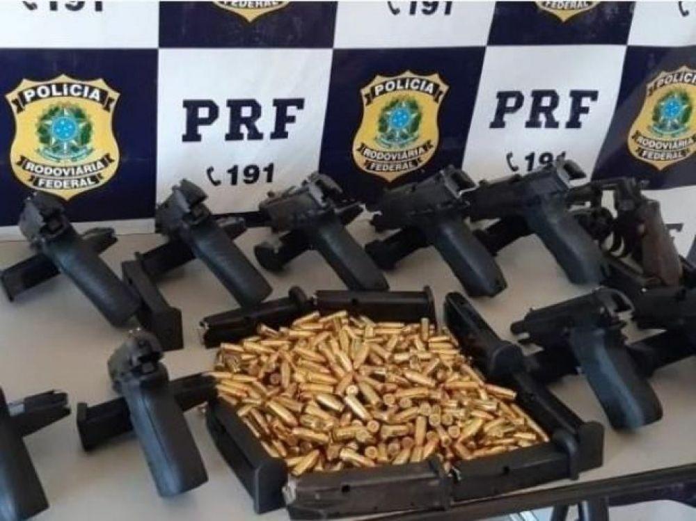Acusado de tráfico internacional de armas preso pela PRF é levado para a PF de Três Lagoas